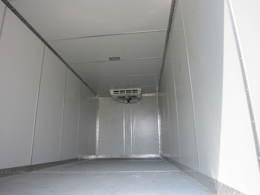 4T Loading Light Refrigerator Truck , Diesel Freezer Refrigerated Truck